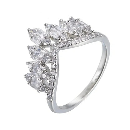 Huitan Chic Kronformade Kvinnor Ringar Lyxiga Silverfärgade Belagda Kristaller Cubic Zirconia Bröllopsfest Modesmycken Fancy Present